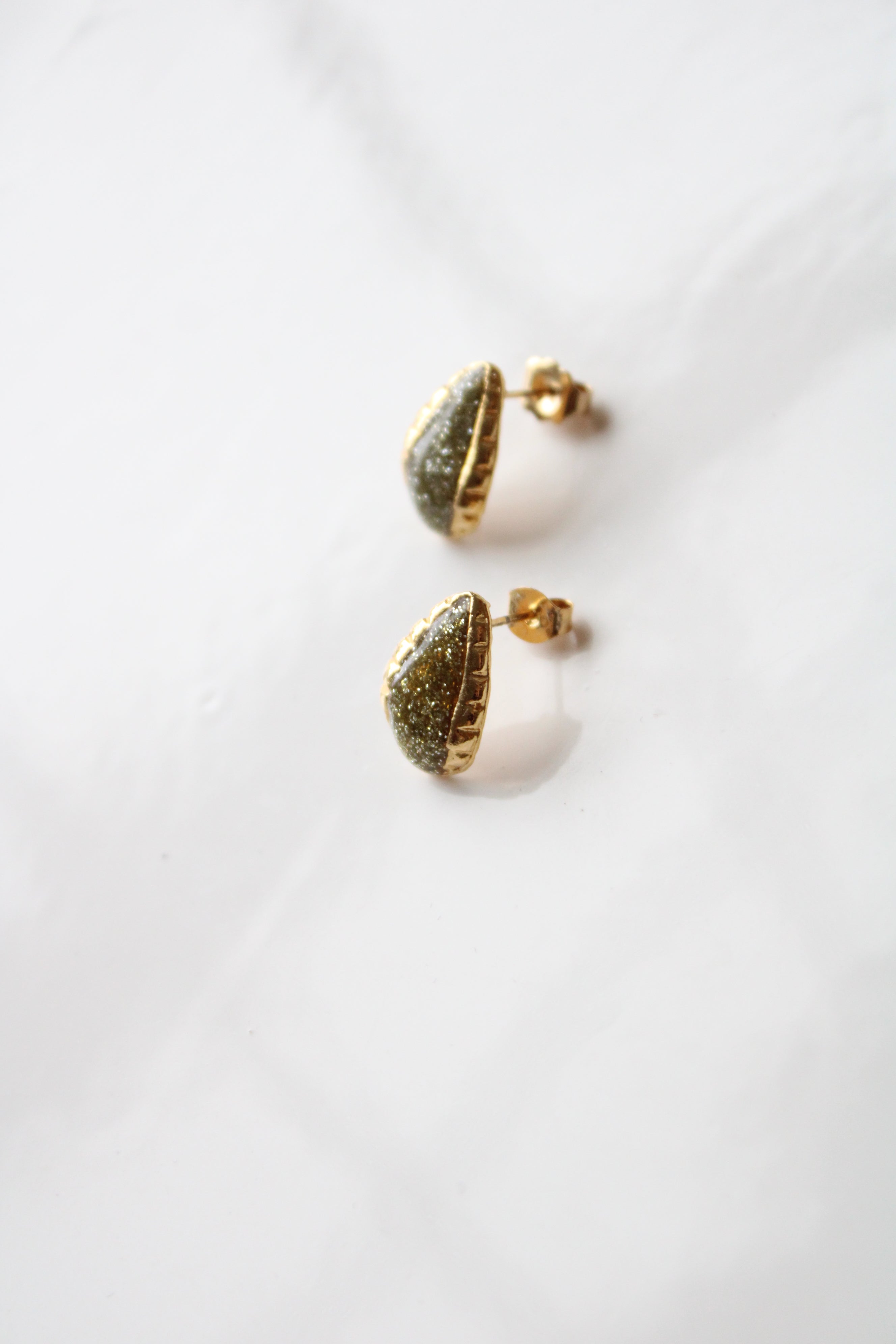 Vintage Gold Green Shimmer Leaf Design Stud Earrings