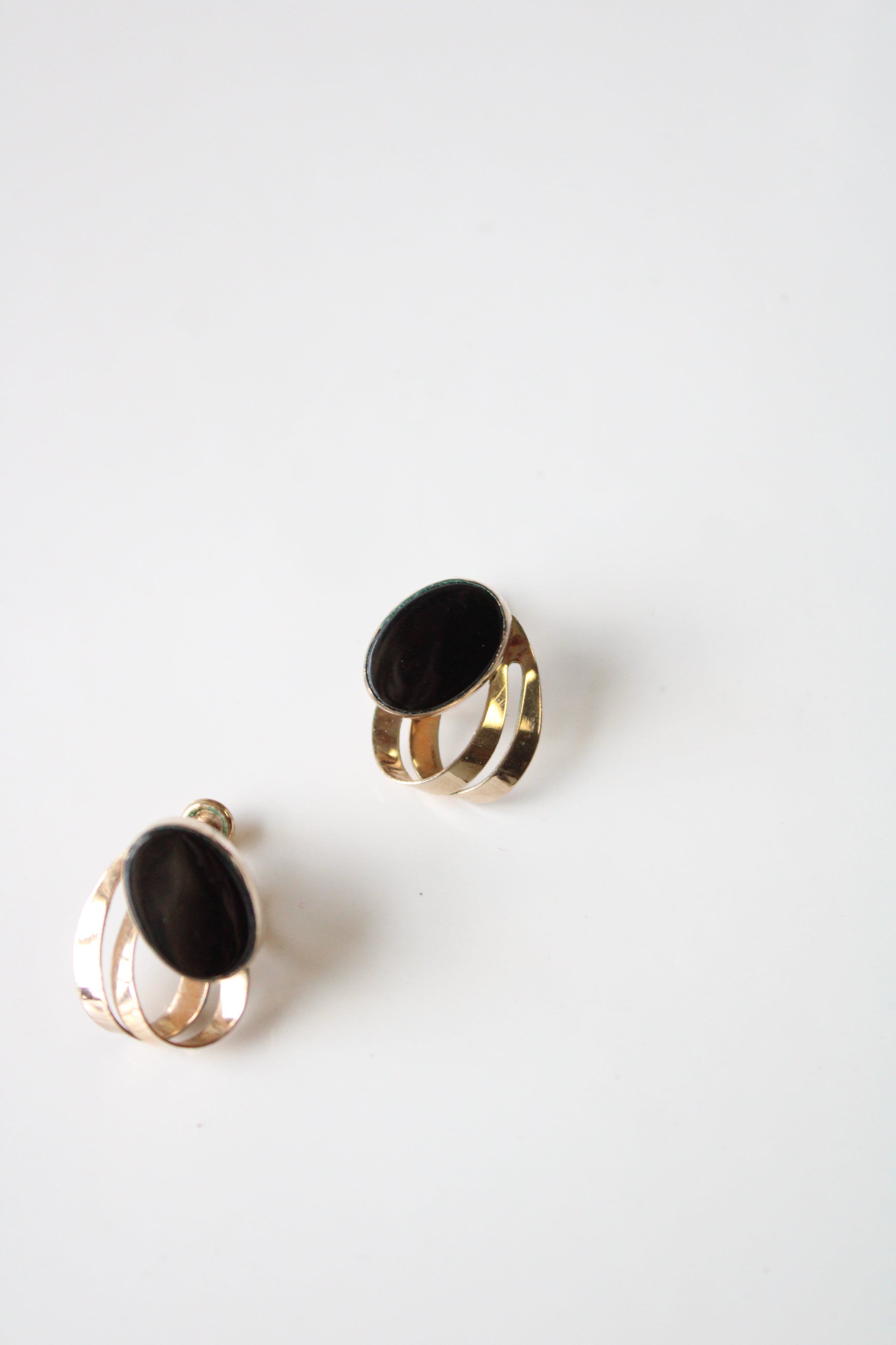 Van Dell Black Oval Gold 1/20 12K GF Screwback Earrings