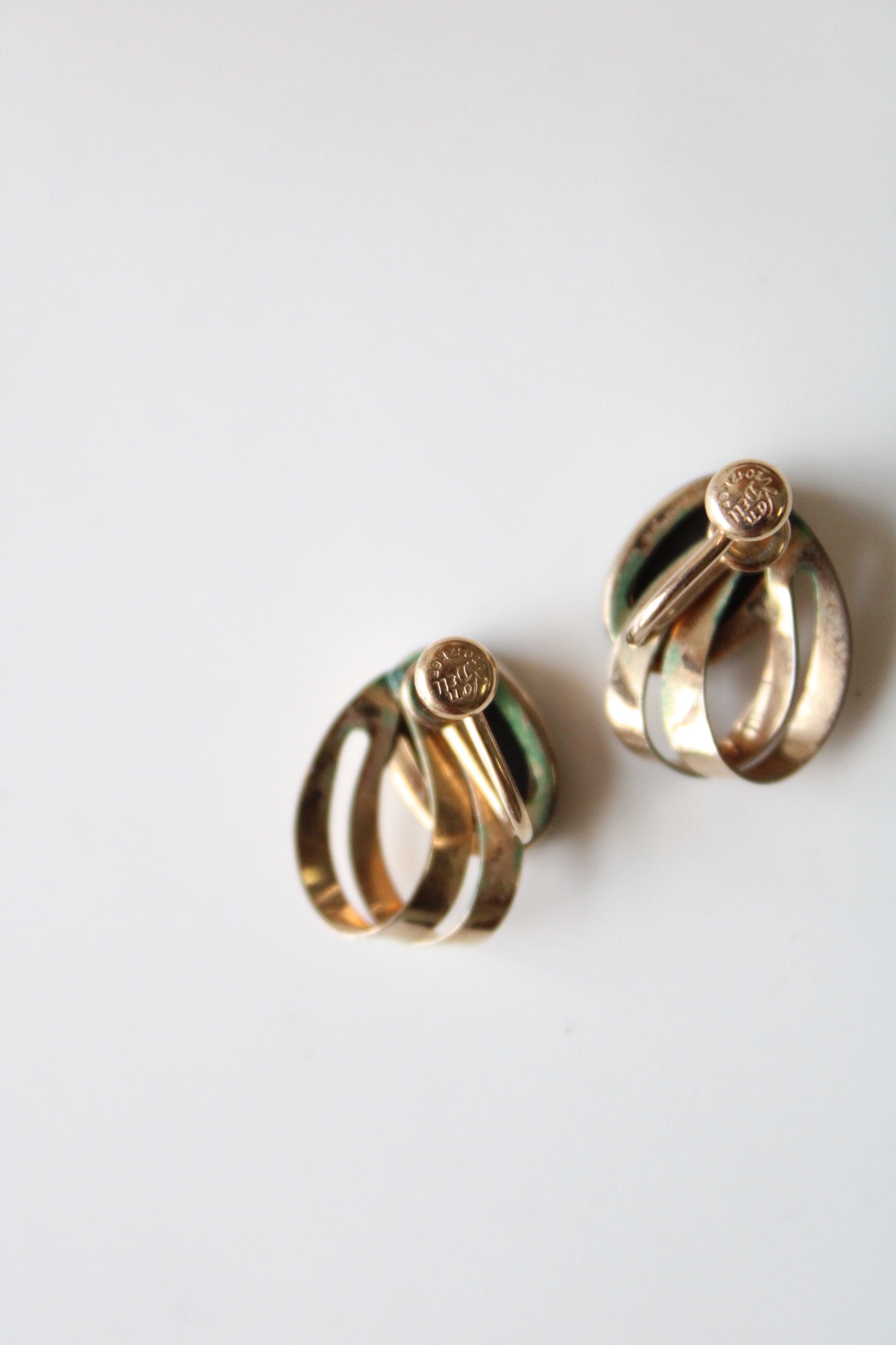 Van Dell Black Oval Gold 1/20 12K GF Screwback Earrings