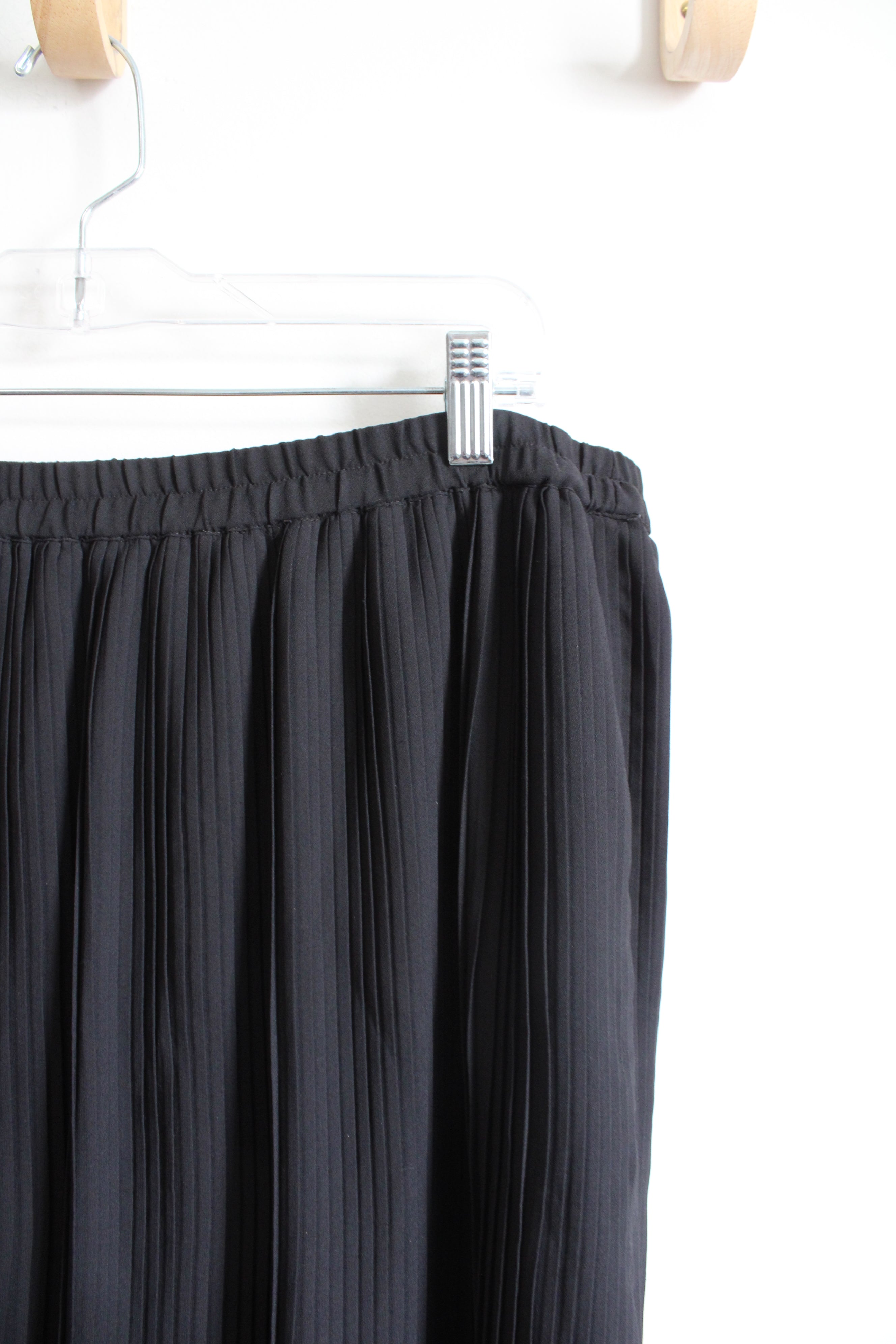 H&M Black Pleated Flowy Skirt | L