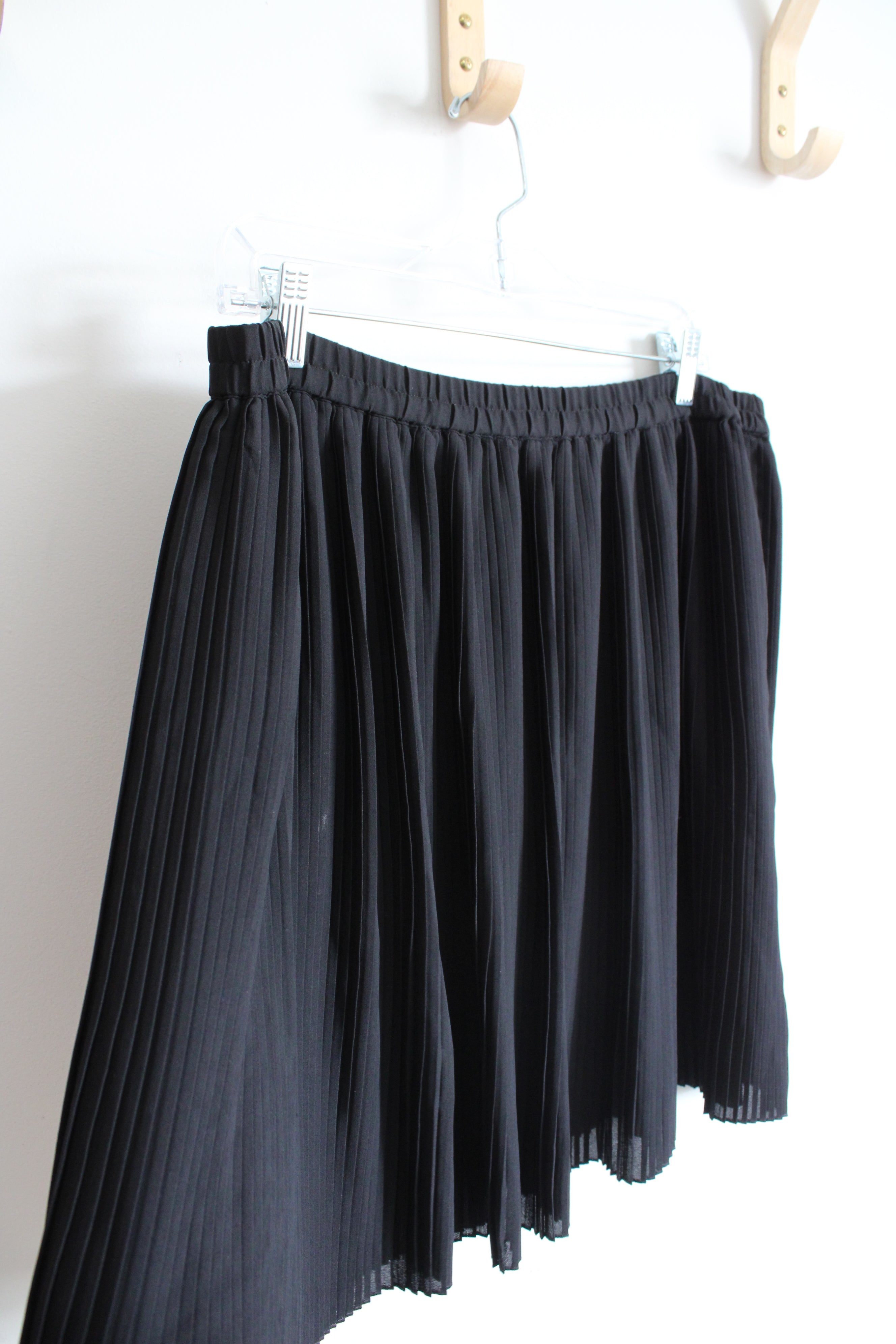 H&M Black Pleated Flowy Skirt | L