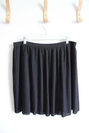 H&M Black Pleated Flowy Skirt | L