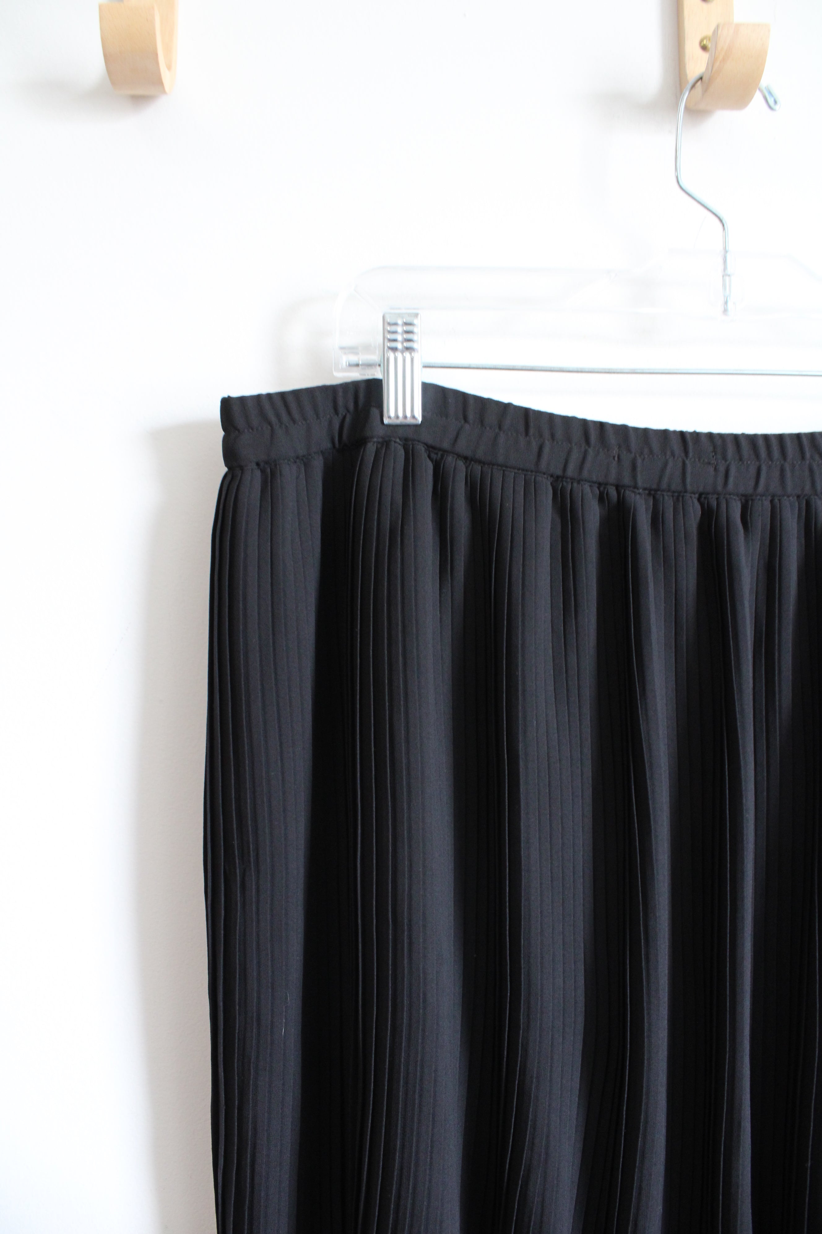 H&M Black Pleated Flowy Skirt | L