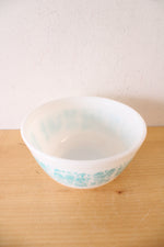 Pyrex Vintage #402 1.5 Quart Amish Butterprint Bowl