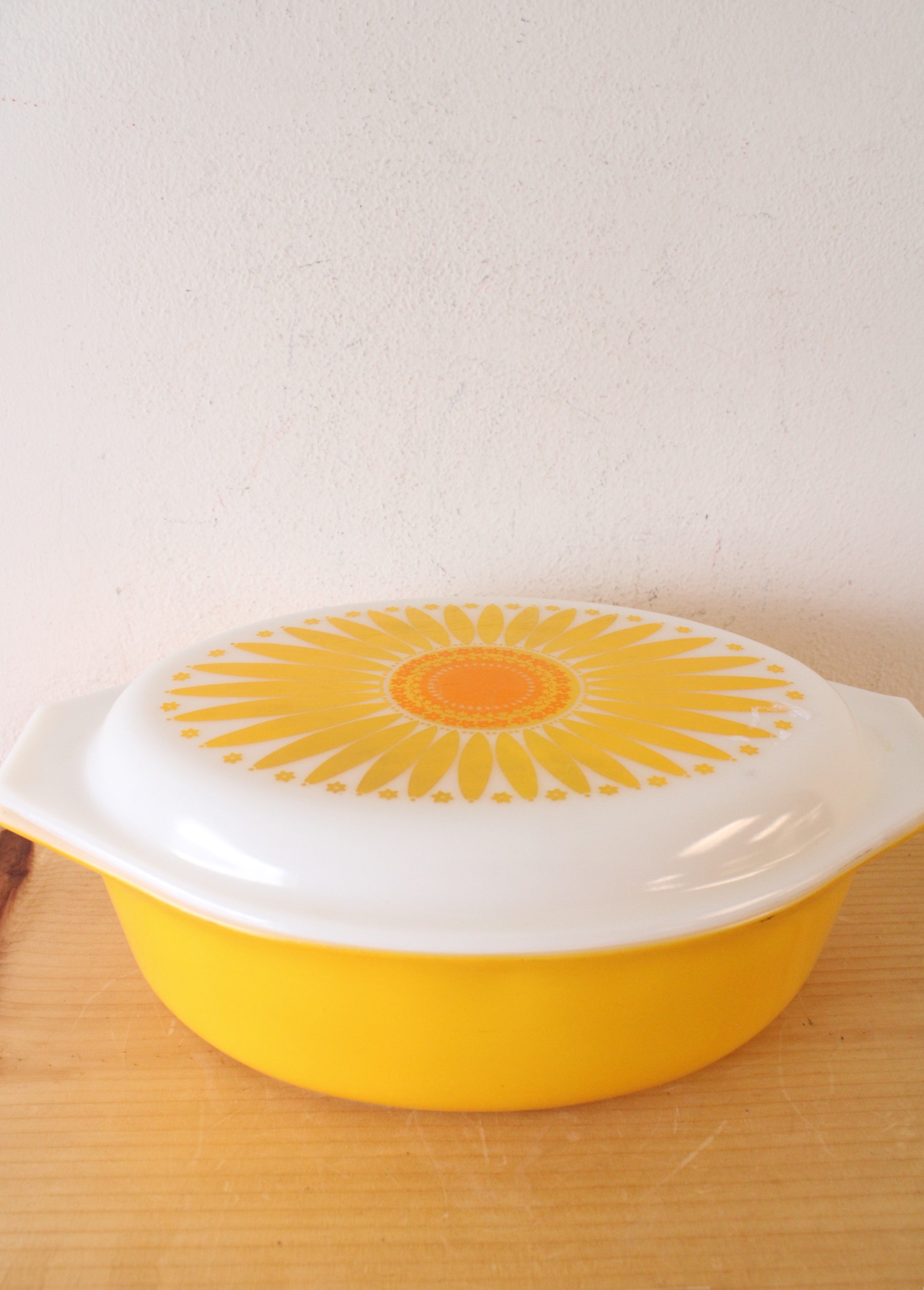 Pyrex Vintage #045 2.5 Quart Sunflower Daisy Covered Oval Baking Dish