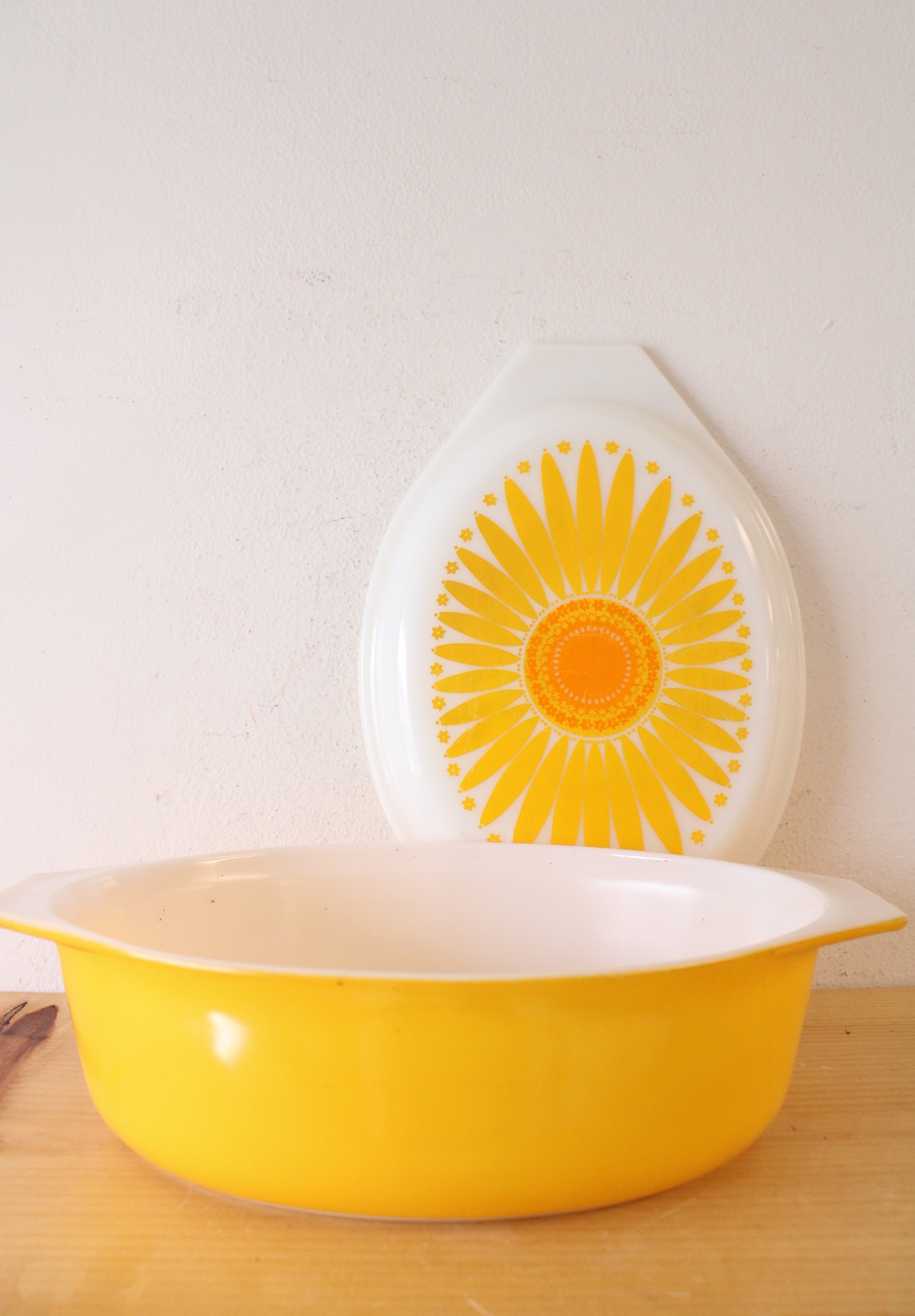 Pyrex Vintage #045 2.5 Quart Sunflower Daisy Covered Oval Baking Dish