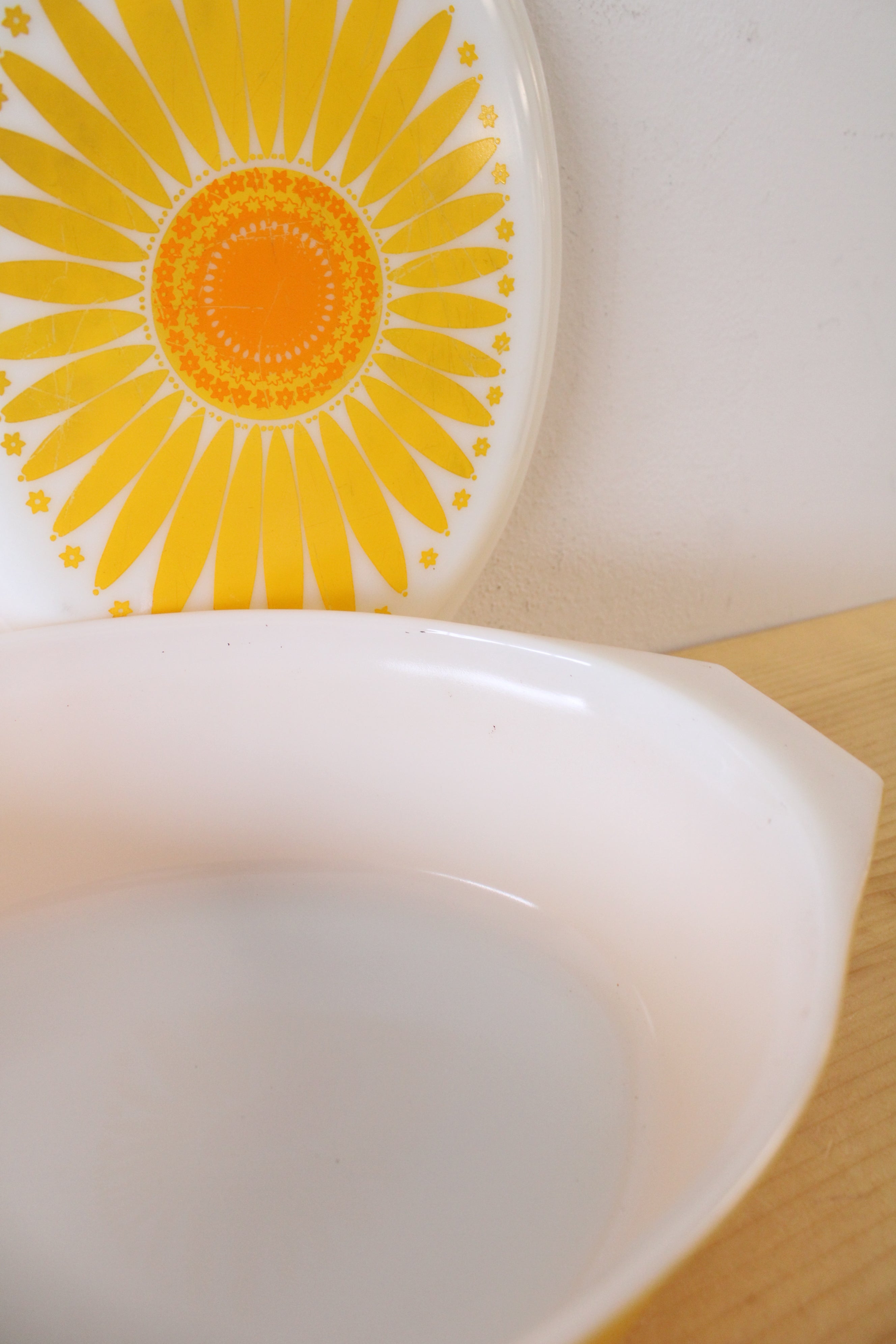 Pyrex Vintage #045 2.5 Quart Sunflower Daisy Covered Oval Baking Dish