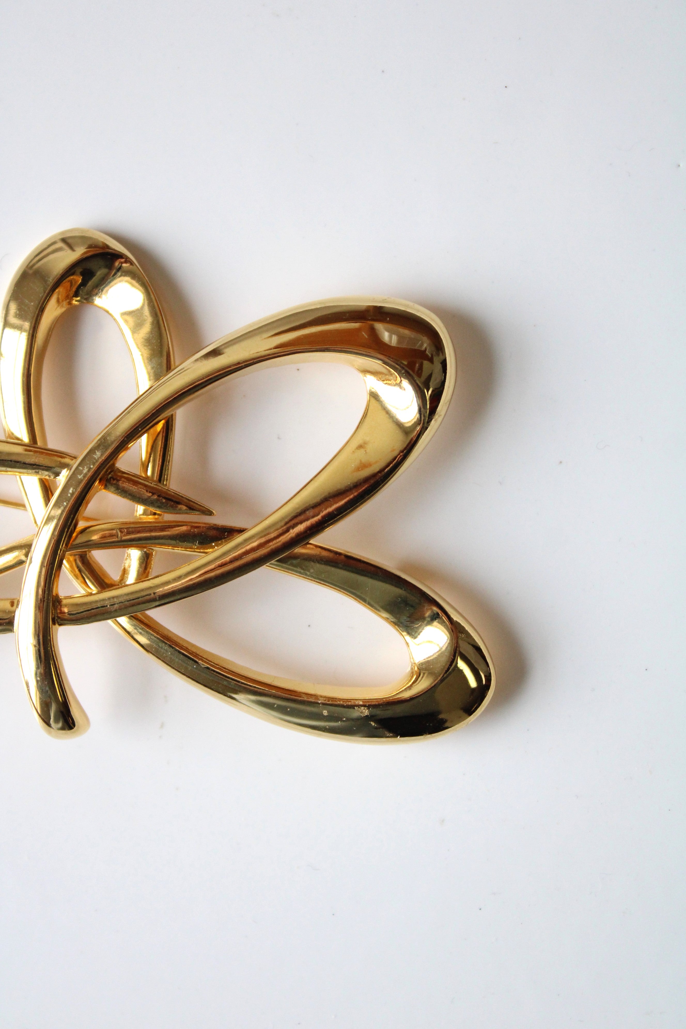 Abstract Gold Ribbon Brooch Pin