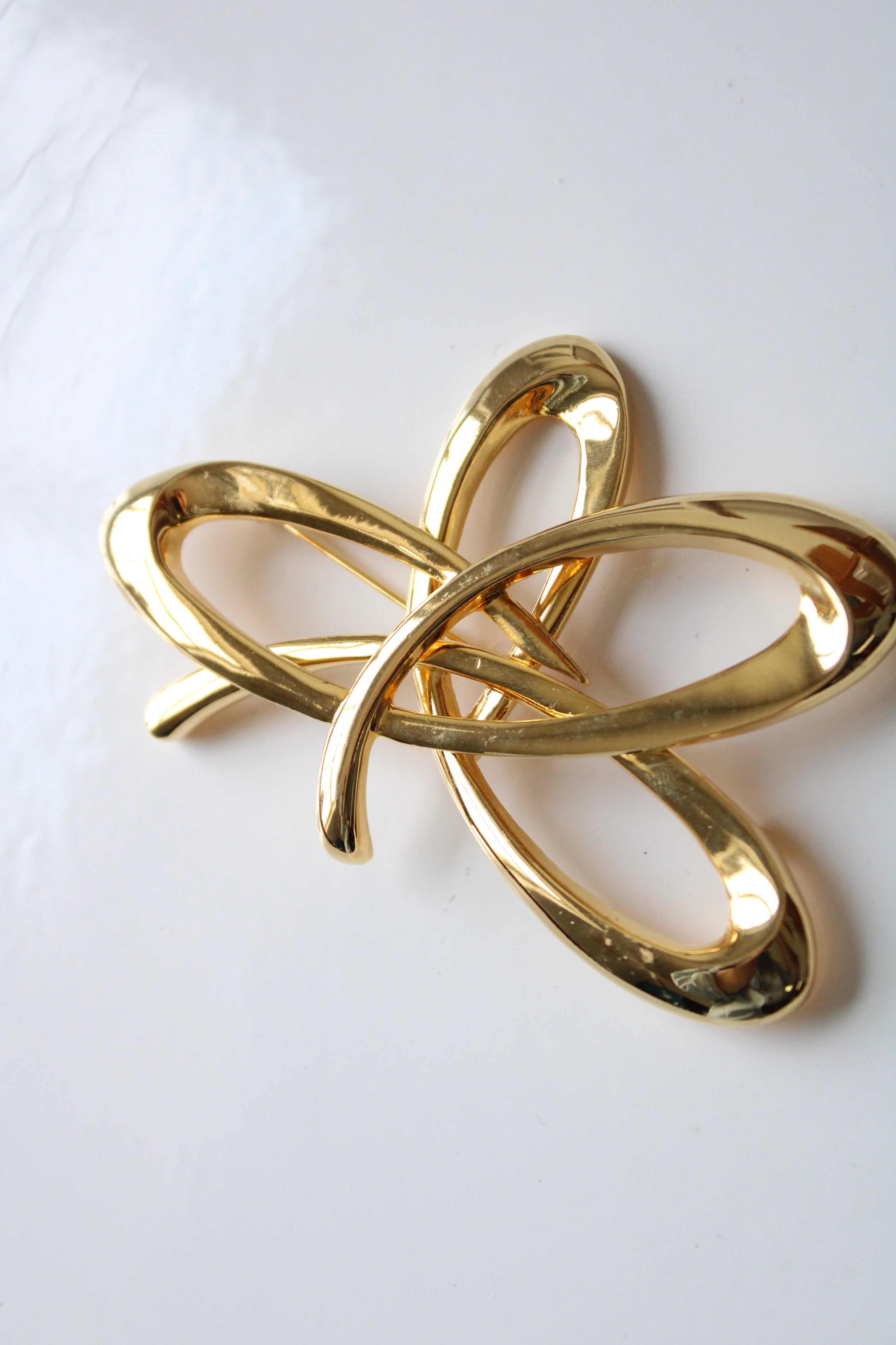 Abstract Gold Ribbon Brooch Pin