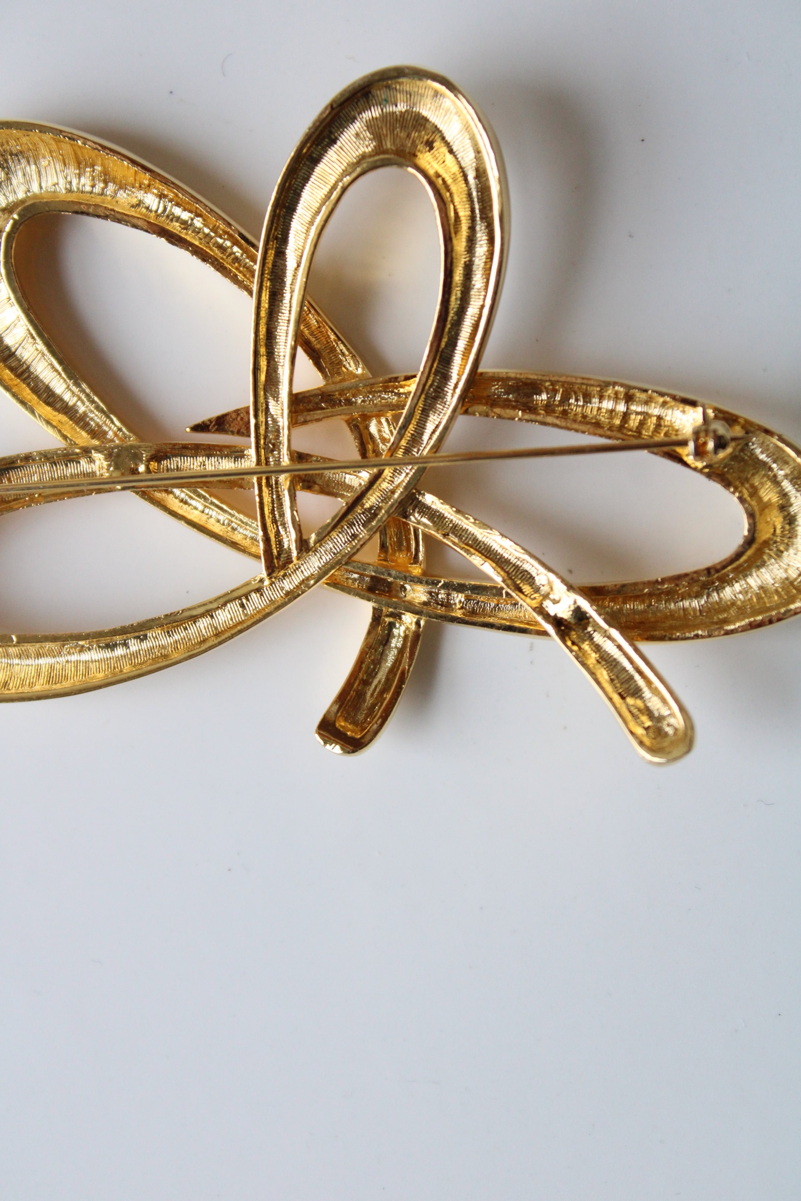 Abstract Gold Ribbon Brooch Pin