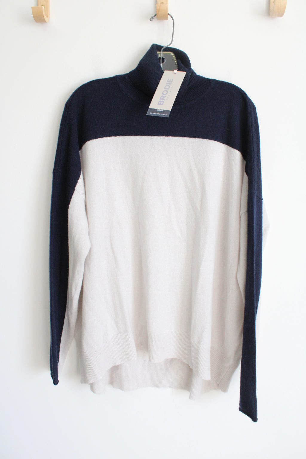 NEW Brodie Cashmere Navy & White Colorblocked Knit Turtleneck Sweater | XL