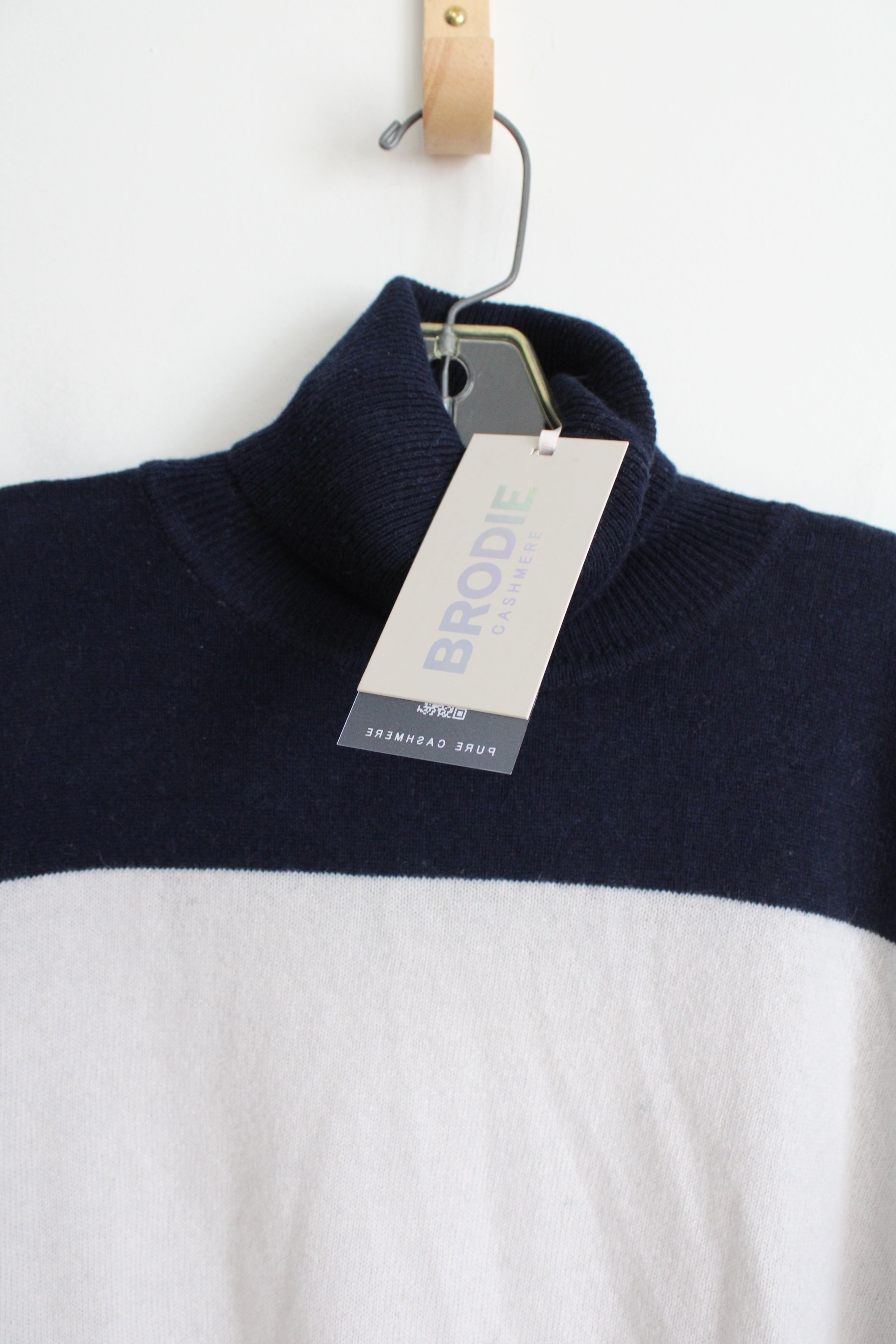 NEW Brodie Cashmere Navy & White Colorblocked Knit Turtleneck Sweater | XL