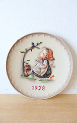 Goebel M.J. Hummel 1978 Girl Knitting Under Tree 8th Annual Decorative Plate