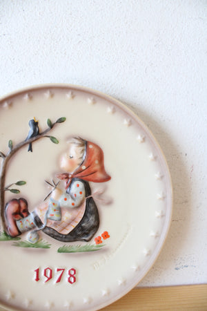 Goebel M.J. Hummel 1978 Girl Knitting Under Tree 8th Annual Decorative Plate