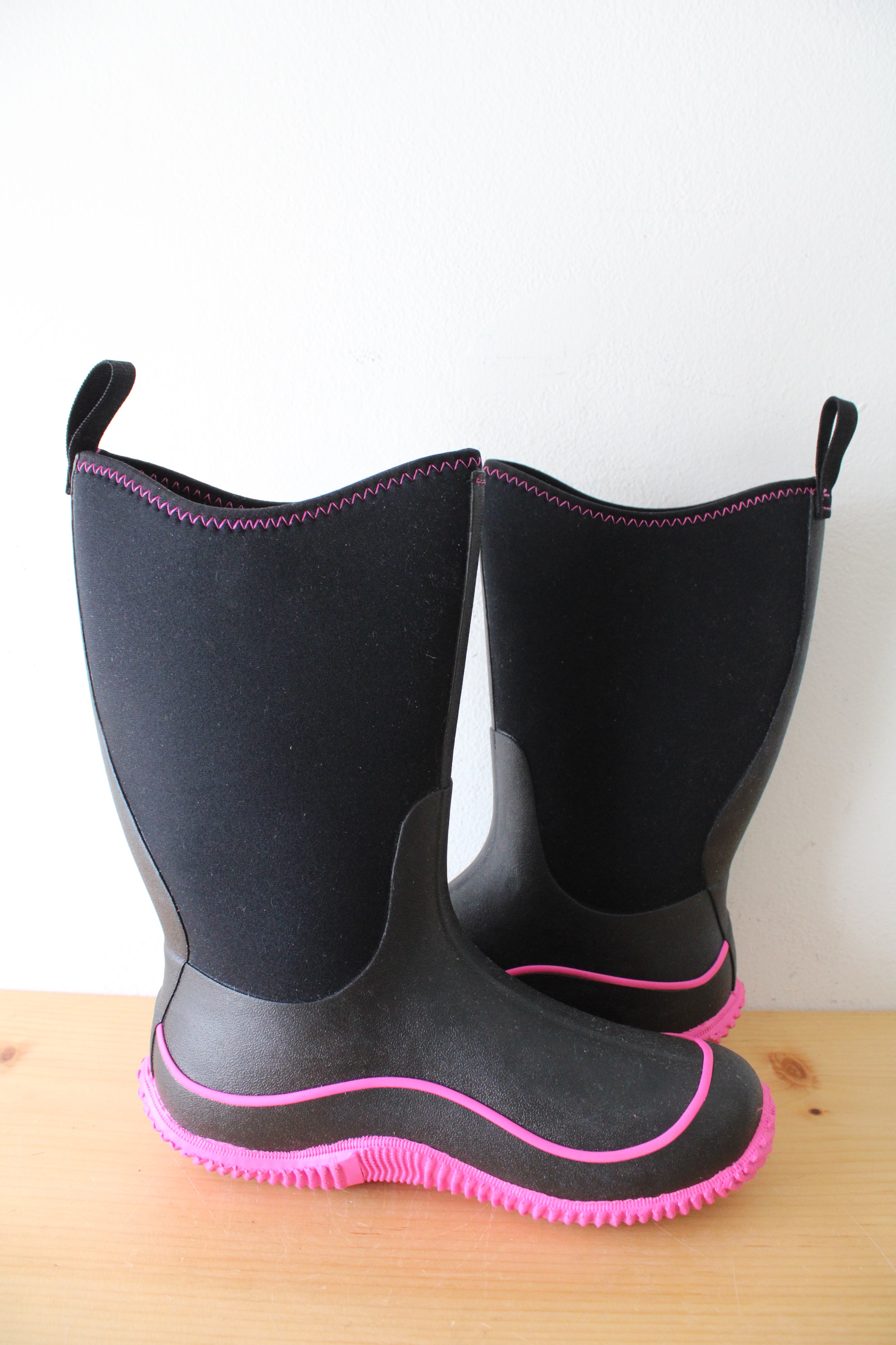 Muck Boot Company Hale Pink & Black Boots | Size 7