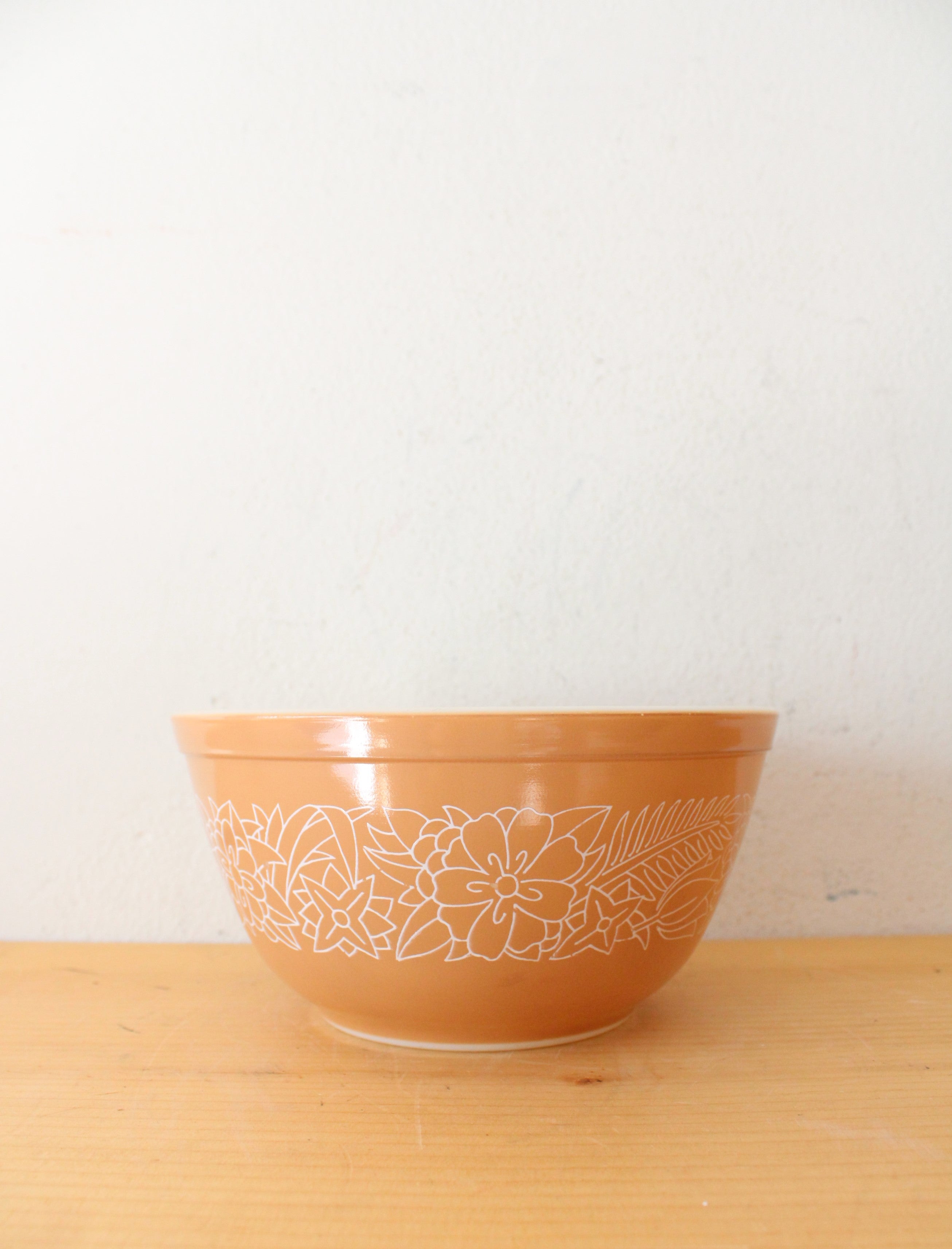 Pyrex 402 Vintage Tan Woodland 1.5 L Bowl