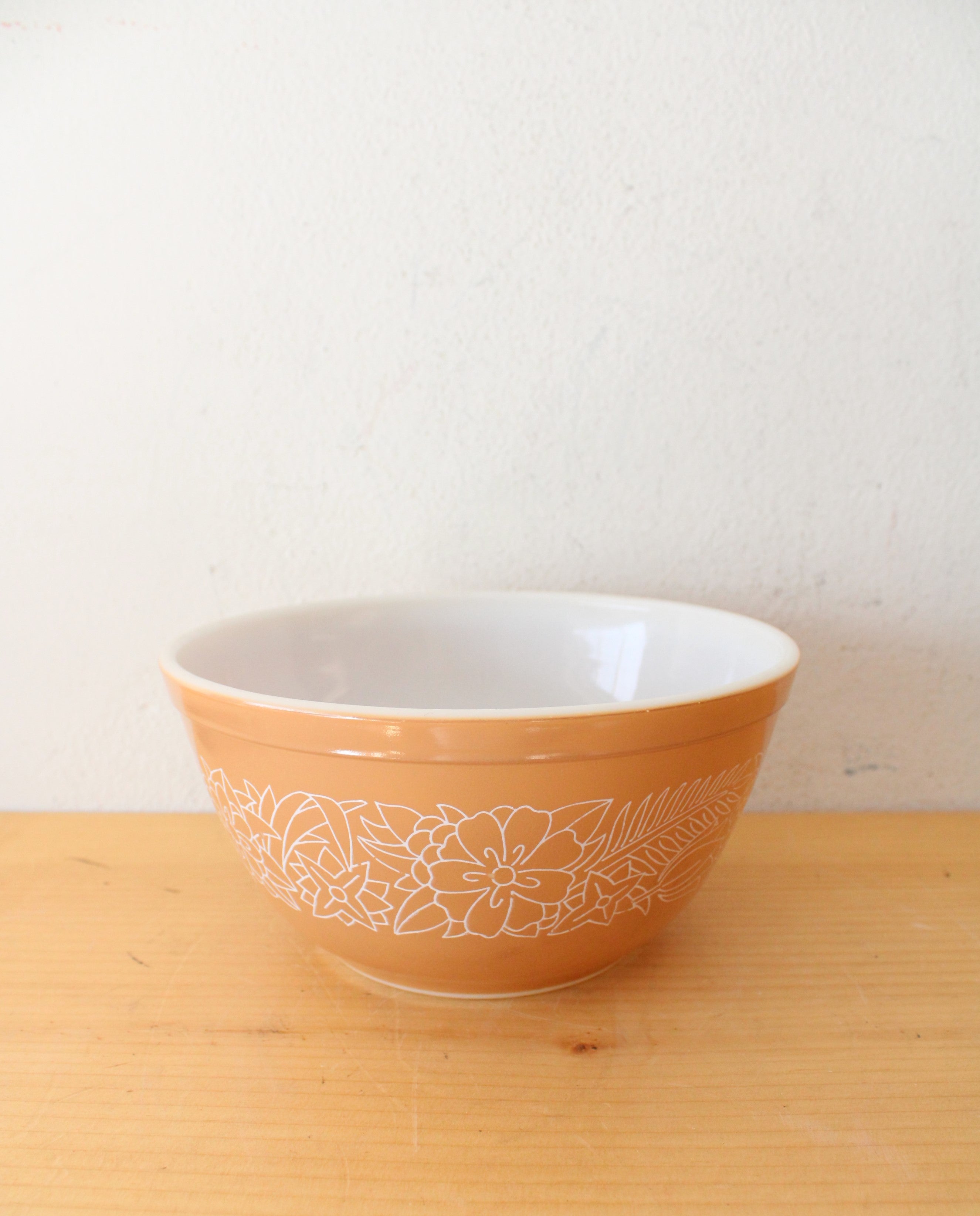 Pyrex 402 Vintage Tan Woodland 1.5 L Bowl