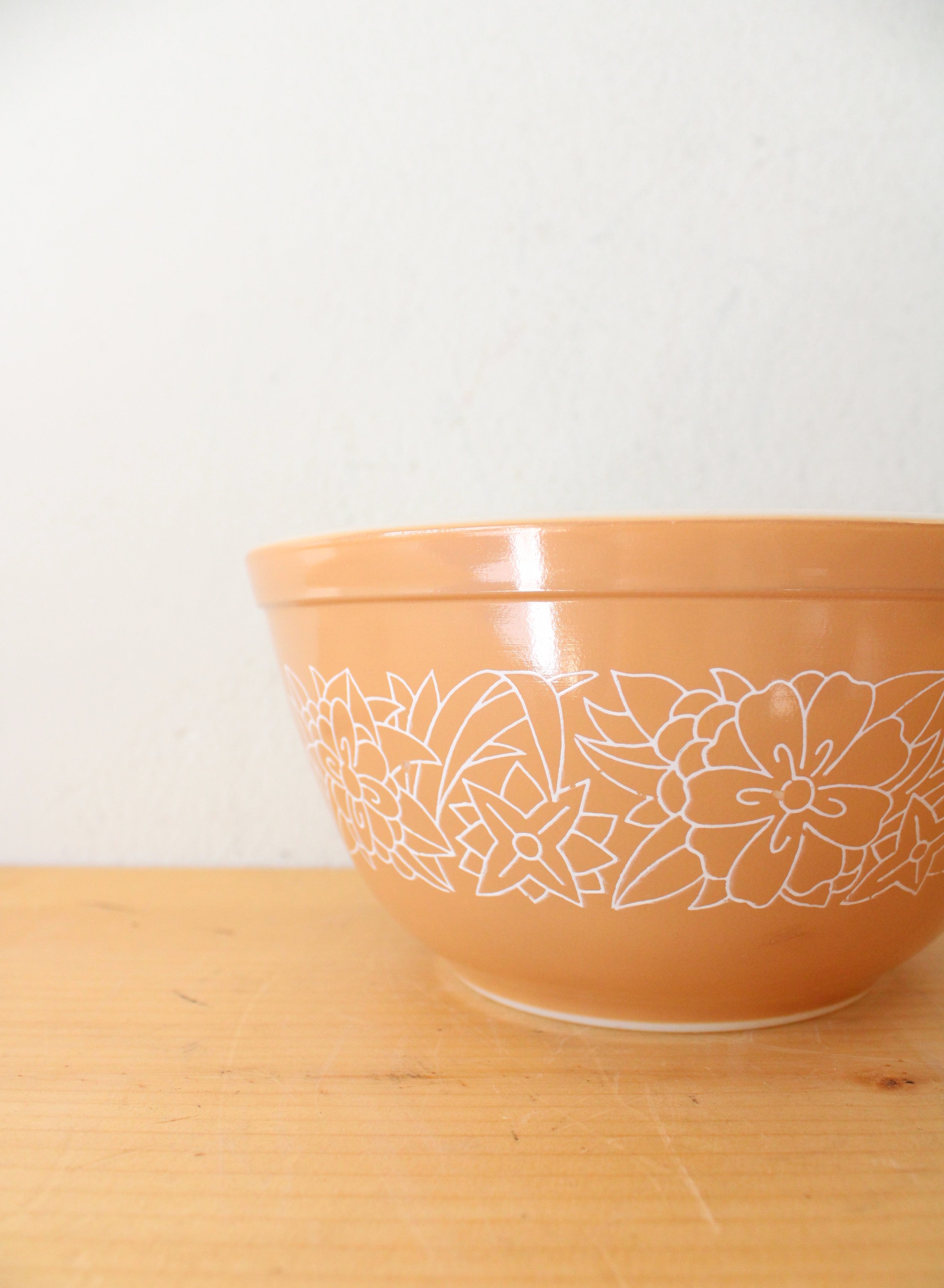 Pyrex 402 Vintage Tan Woodland 1.5 L Bowl