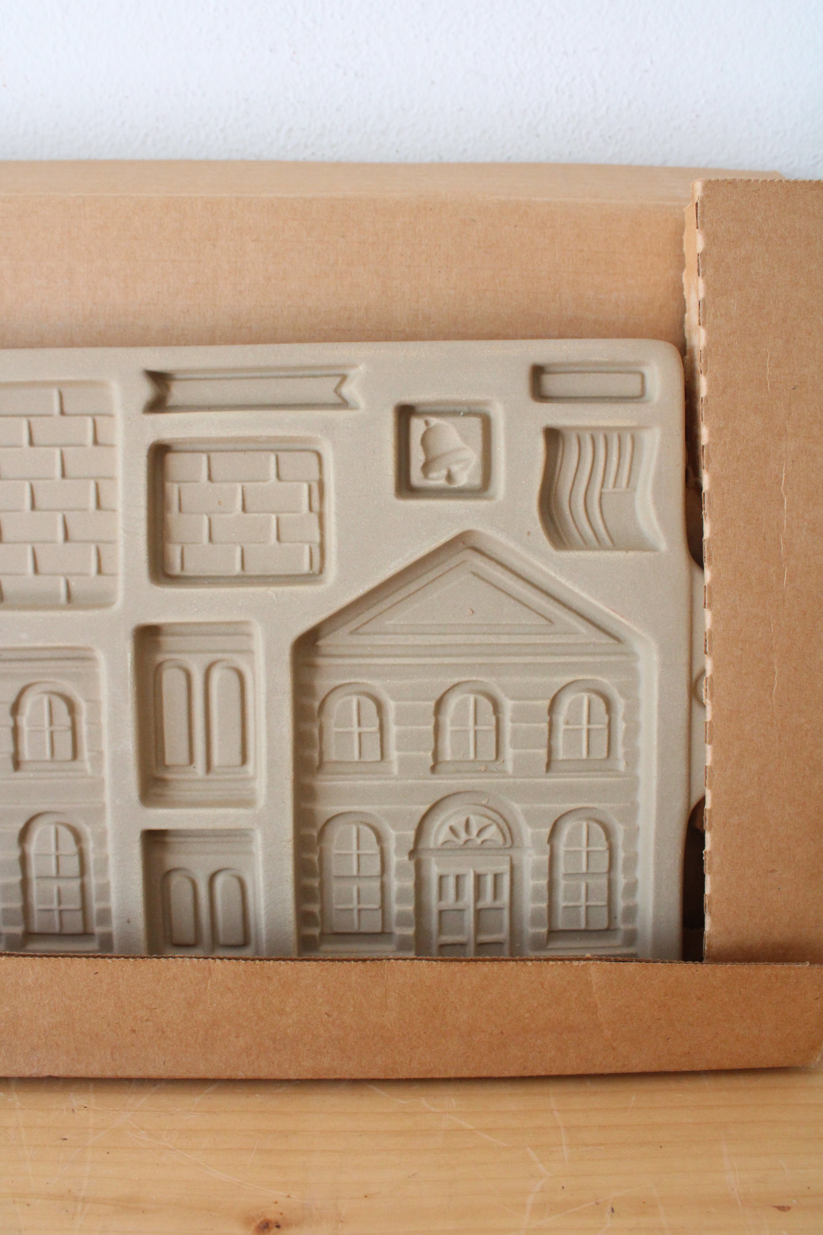 Pampered Chef Family Heritage Collection Stoneware Gingerbread School/Post Office Mold