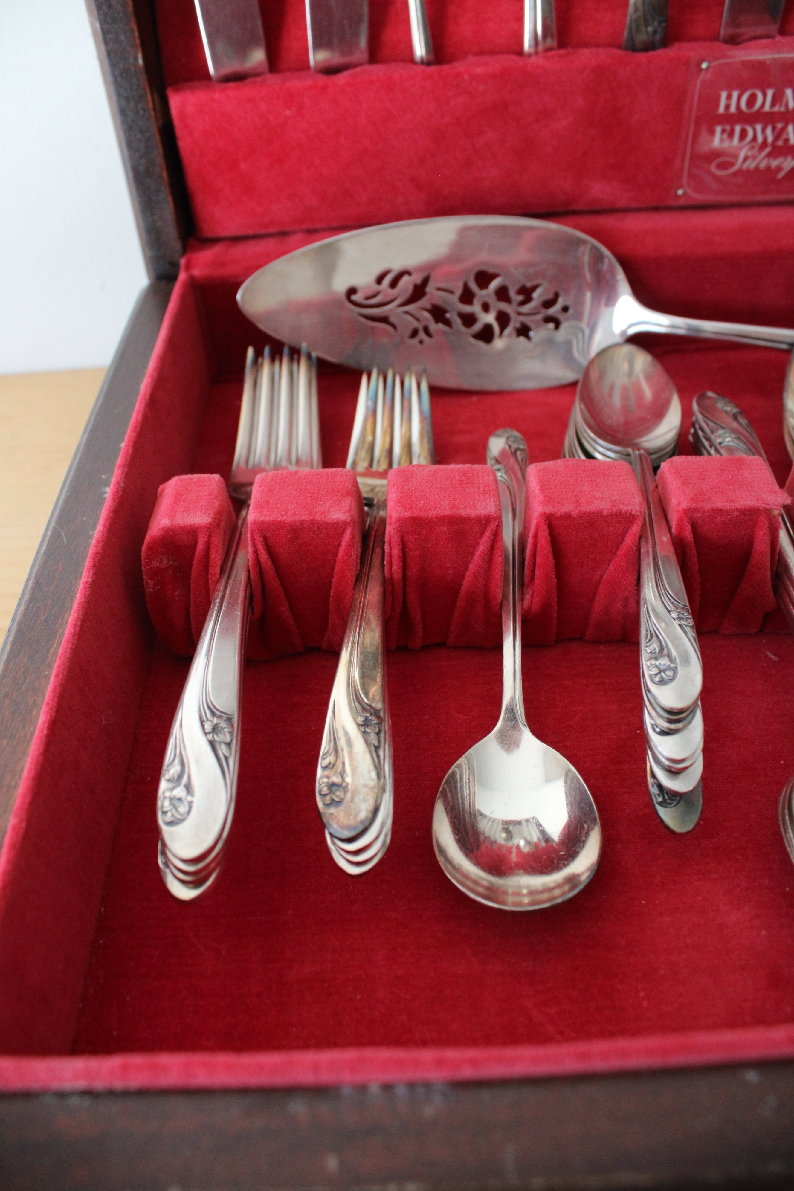 Holmes & Edwards Inlaid Silverplate 46 Piece Silverware Set