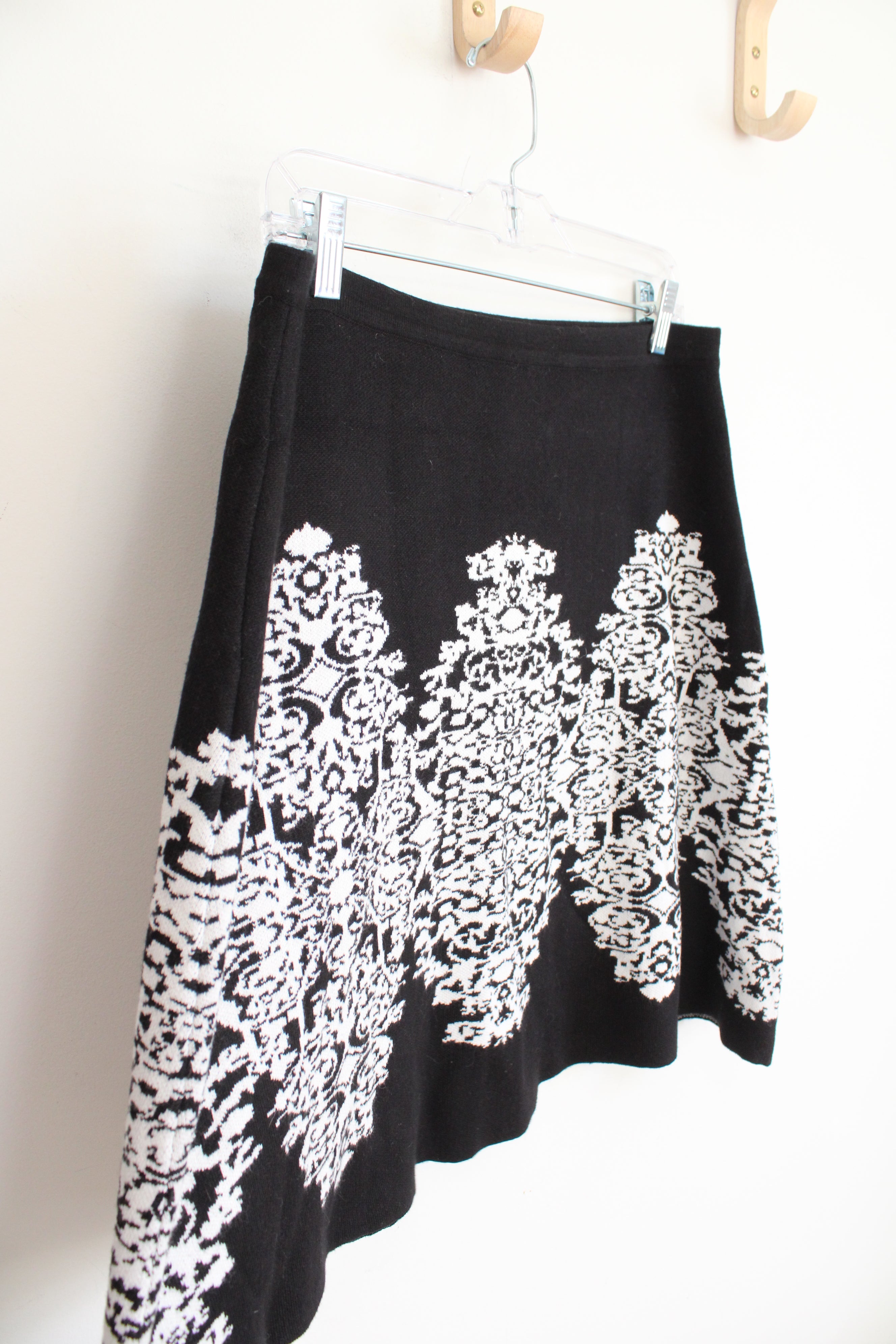 Roz & Ali Black & White Patterned Knit Skirt | M Petite