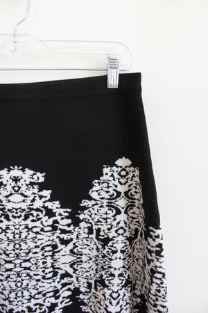 Roz & Ali Black & White Patterned Knit Skirt | M Petite