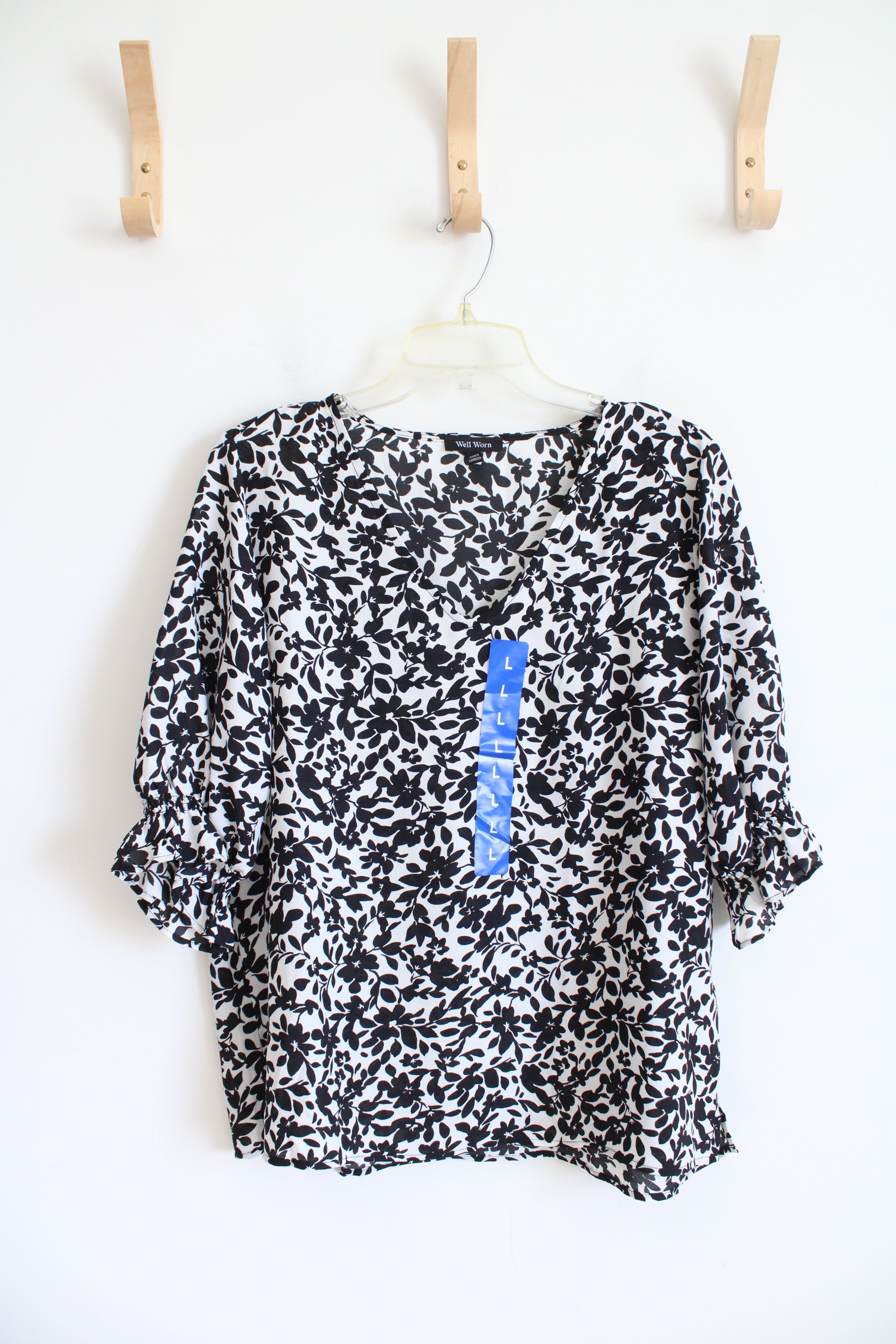 NEW Well Worn Black & White Floral V-Neck Top | L