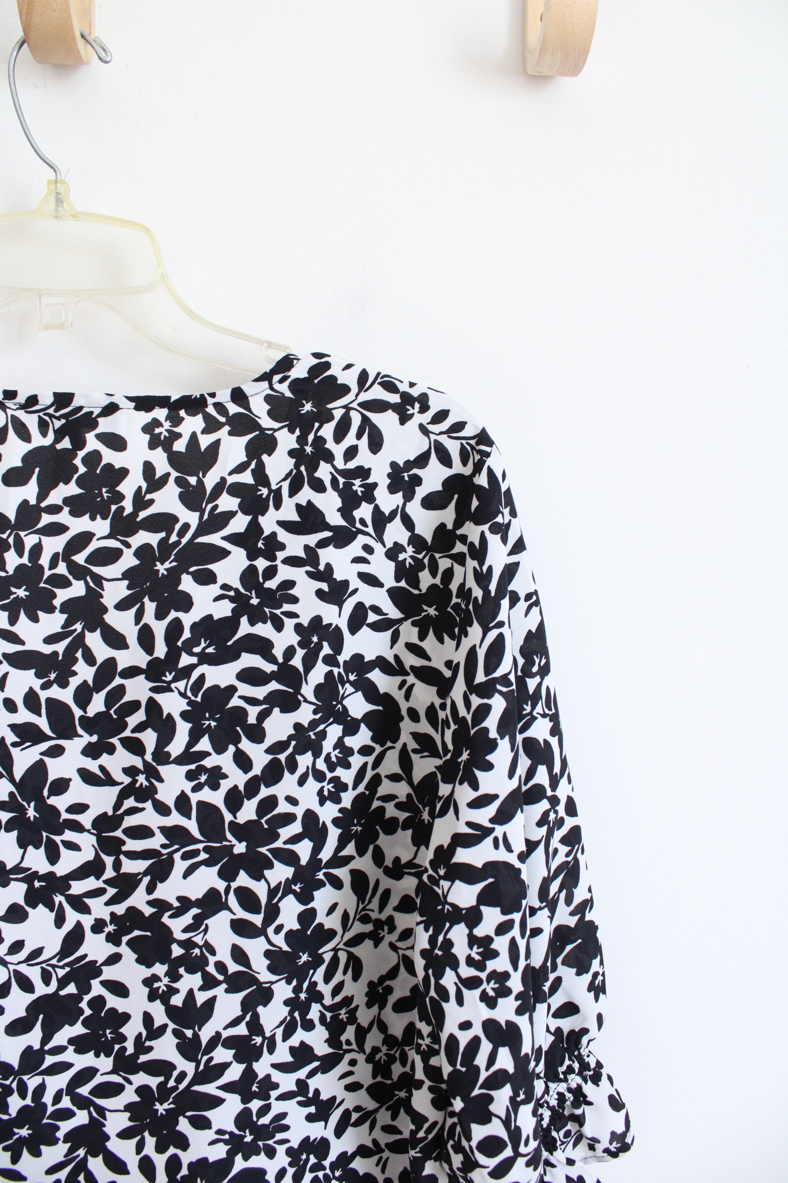 NEW Well Worn Black & White Floral V-Neck Top | L