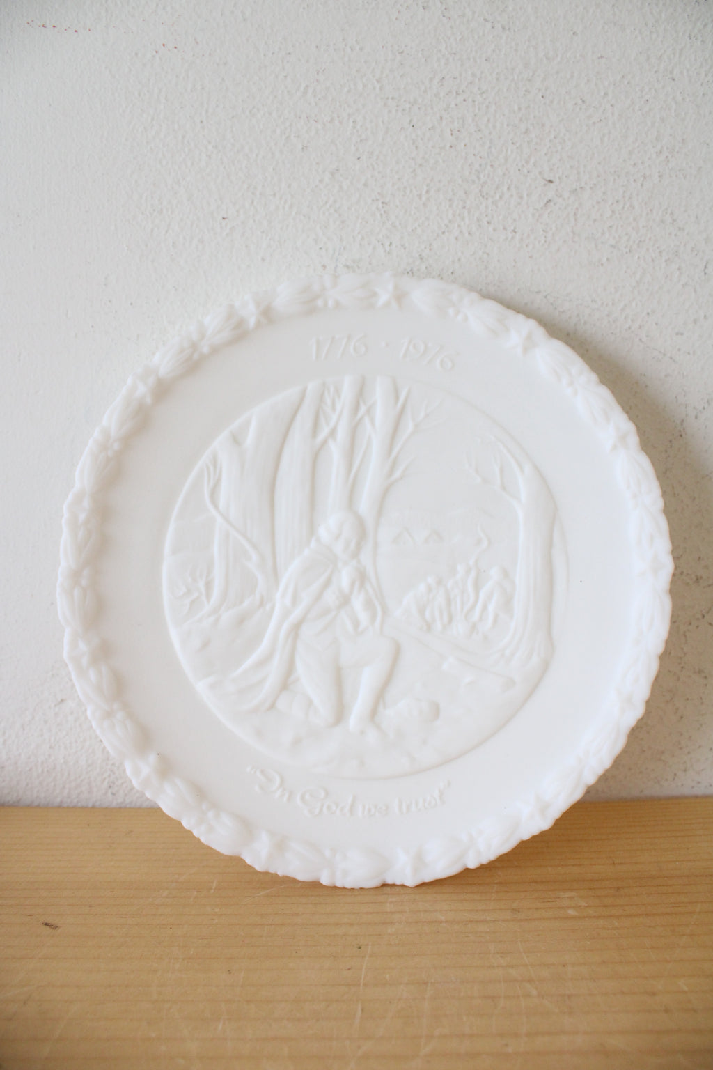 Fenton USA Bicentennial Project Of The General Federation Of Women's Clubs Colonial Milk Glass White "Life, Liberty And The Pursuit Of Happiness" Decorative Plate