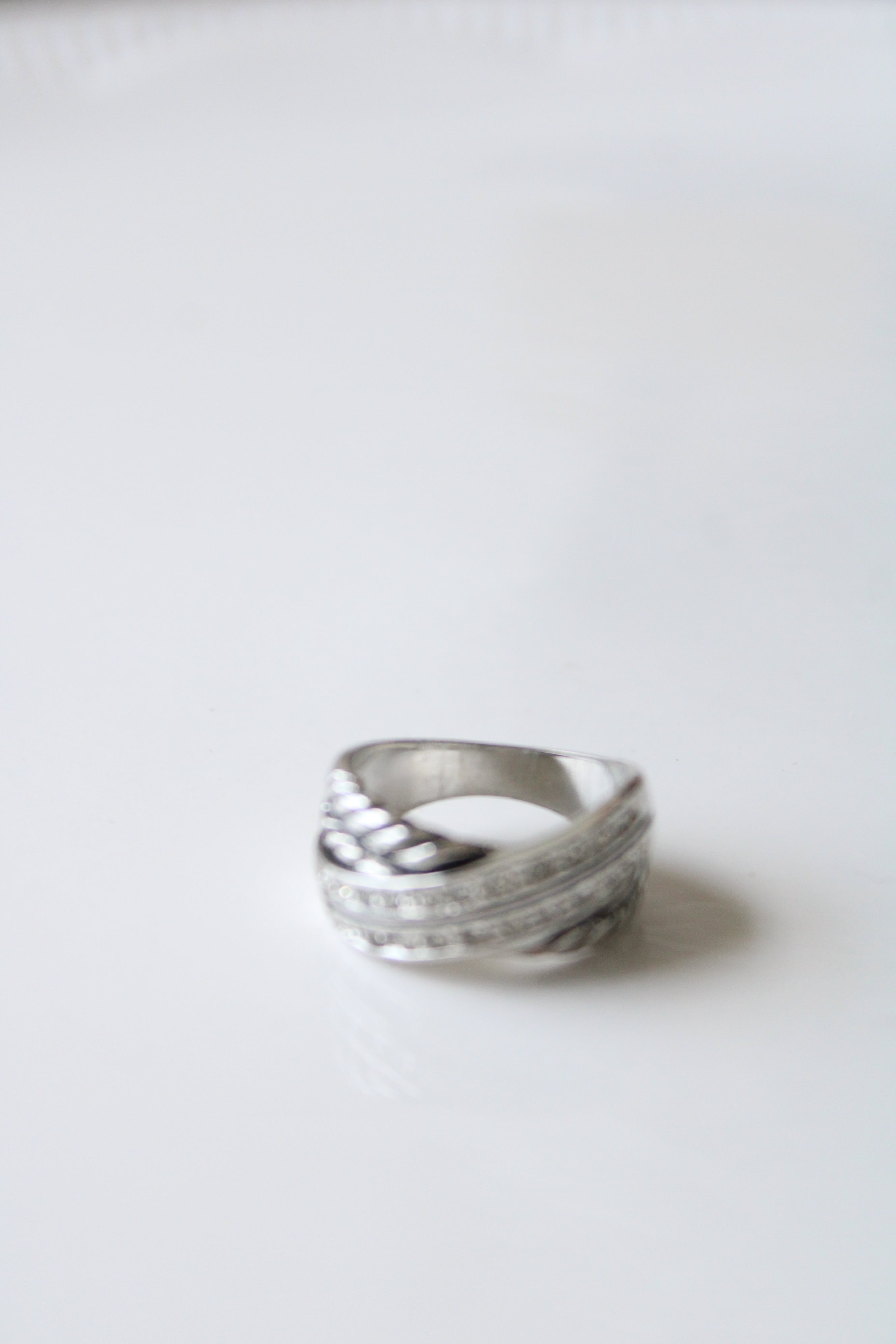 Silver Criss Cross Band Ring | Size 8