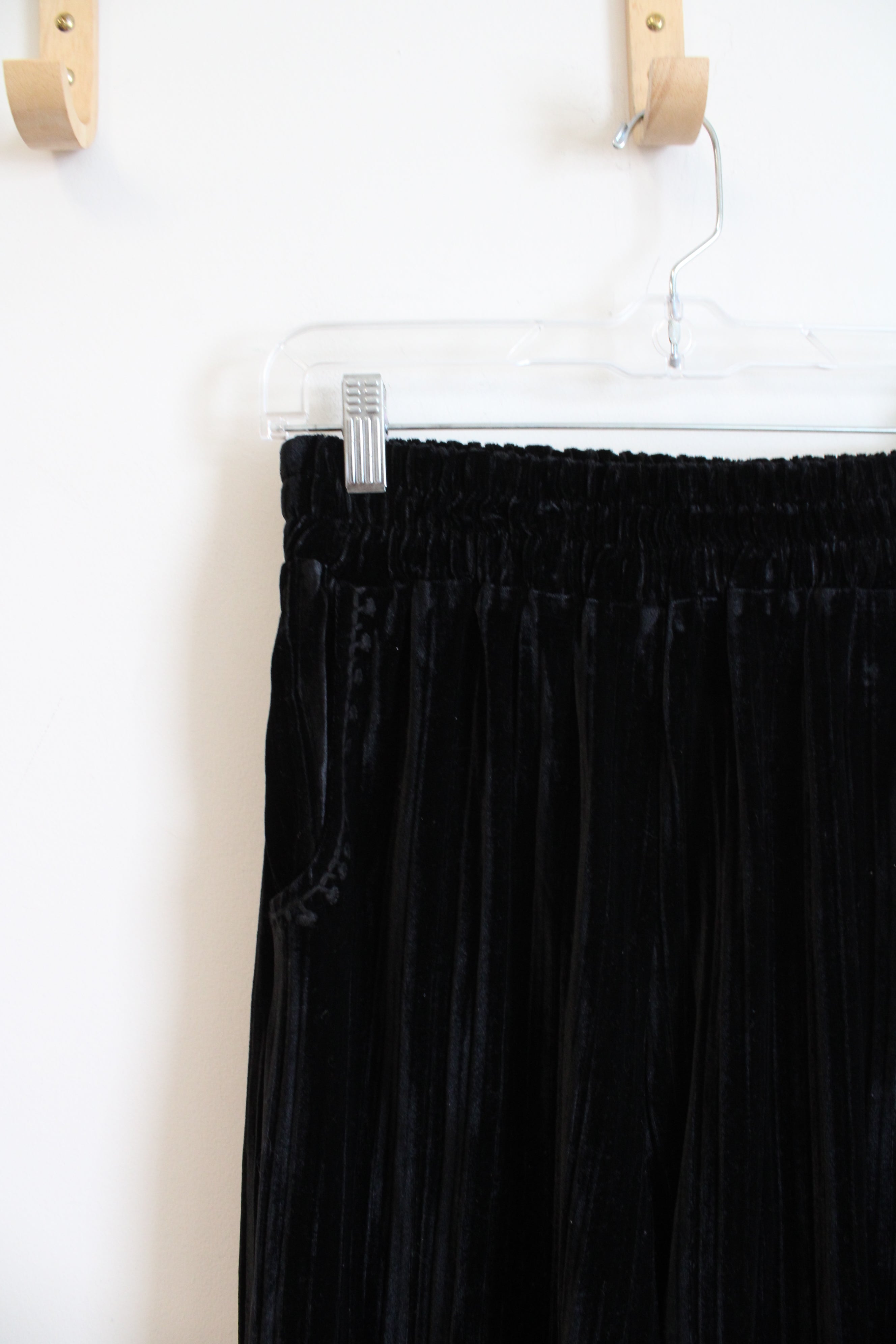 Curations Black Pleated Velvet Loose Pants | S