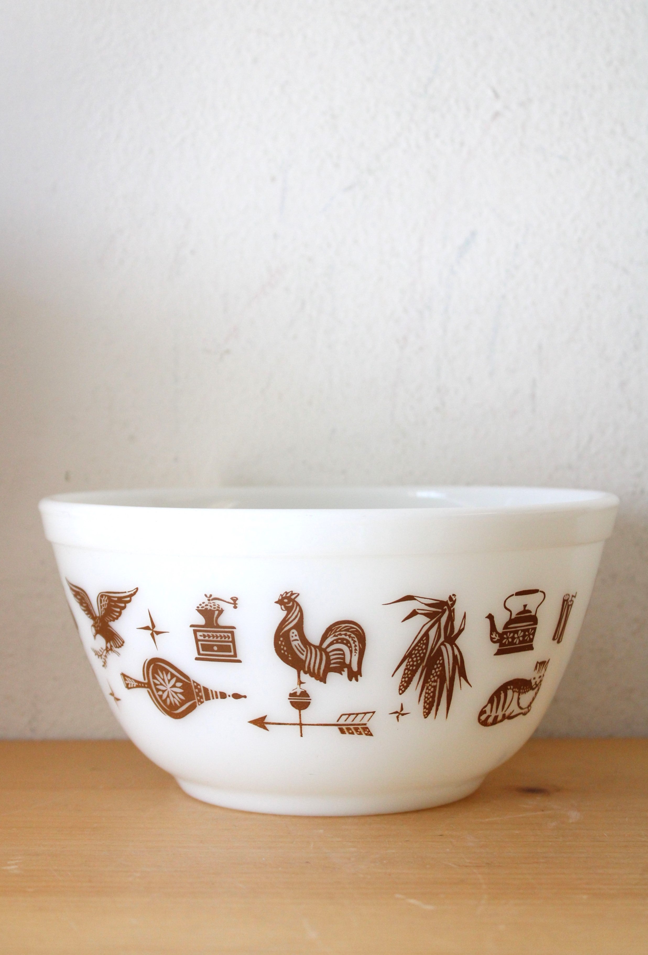 Pyrex Early American 402 1 1/2 Qt. White Ceramic Bowl