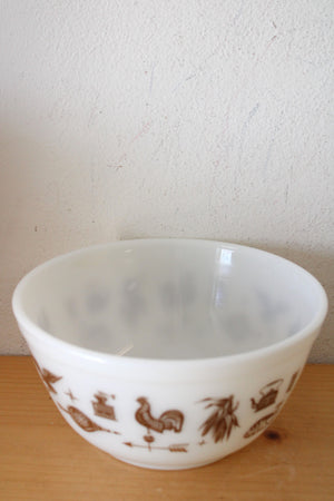 Pyrex Early American 402 1 1/2 Qt. White Ceramic Bowl