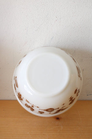 Pyrex Early American 402 1 1/2 Qt. White Ceramic Bowl