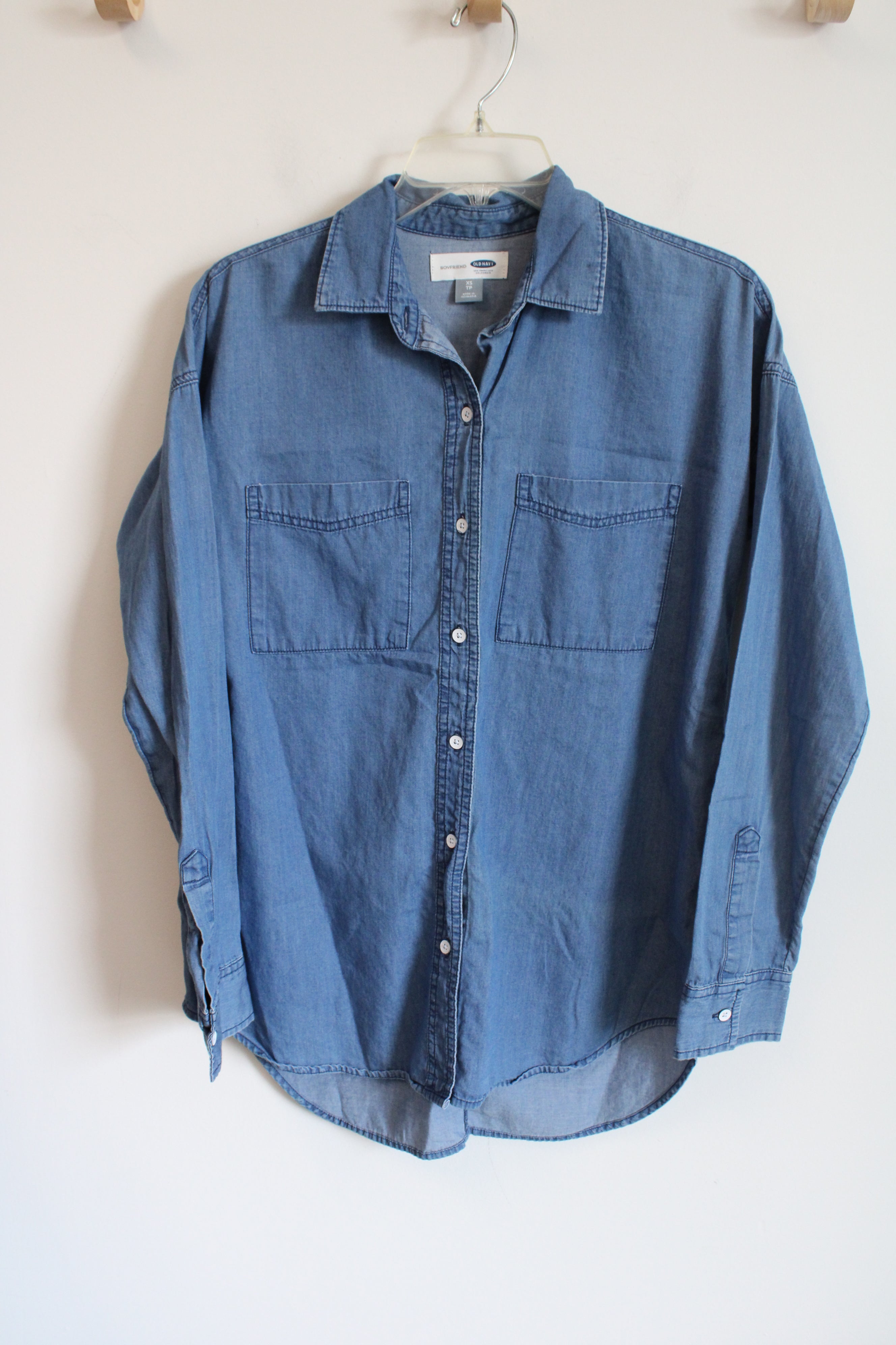 Old Navy Boyfriend Chambray Button Down Shirt | XS